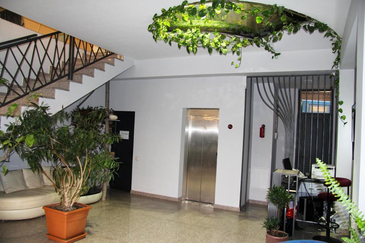 Nice Hotel Erevan Esterno foto
