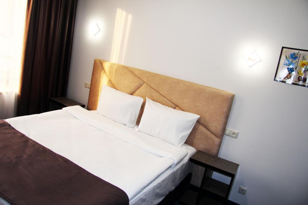 Nice Hotel Erevan Esterno foto