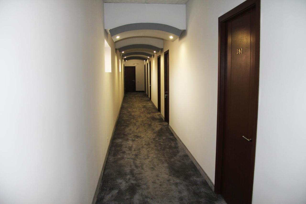 Nice Hotel Erevan Esterno foto